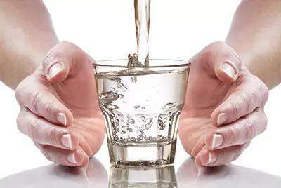 A água reduzida eletrolisada pode mudar o físico de uma pessoa